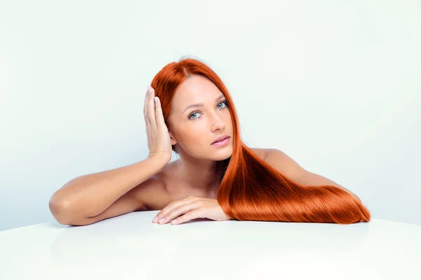 Όμορφη κοπέλα με μακριά κόκκινα μαλλιά — Φωτογραφία Αρχείου