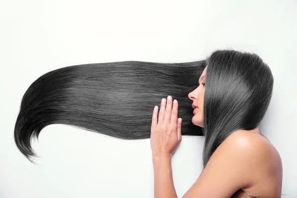 Mujer con pelo largo y negro — Foto de Stock