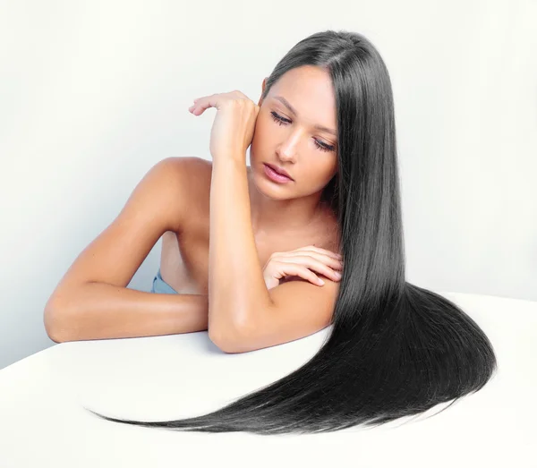 Žena s dlouhými černými vlasy — Stock fotografie