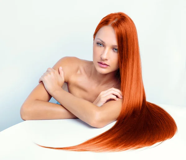Piękna dziewczyna z długimi czerwonymi włosami — Zdjęcie stockowe
