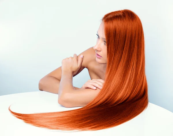 Menina bonita com cabelo vermelho longo — Fotografia de Stock