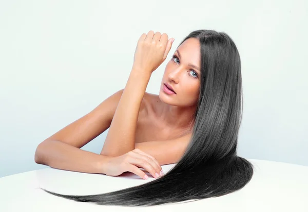 Frau mit langen schwarzen Haaren — Stockfoto