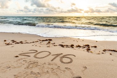 Yıl 2016 günbatımı kum üzerine yazılmış