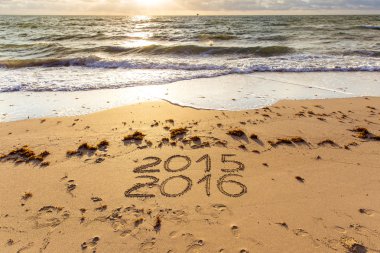 2015 ve 2016 bir sahil kumu imzalar