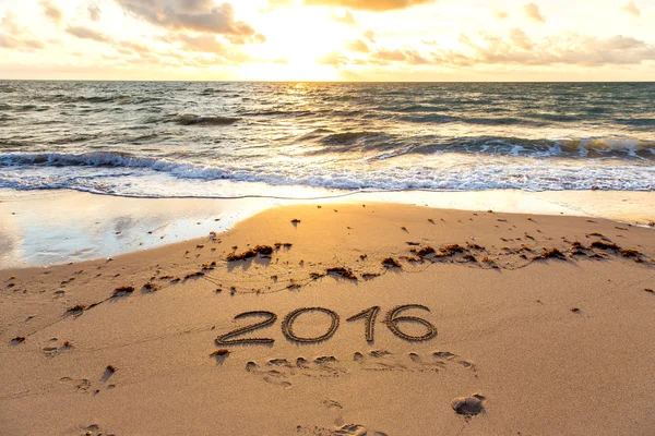 到 2016 年在日落时分在沙子上写 — 图库照片