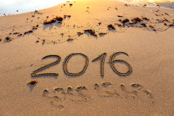 År 2016 skriven på sand vid solnedgången — Stockfoto