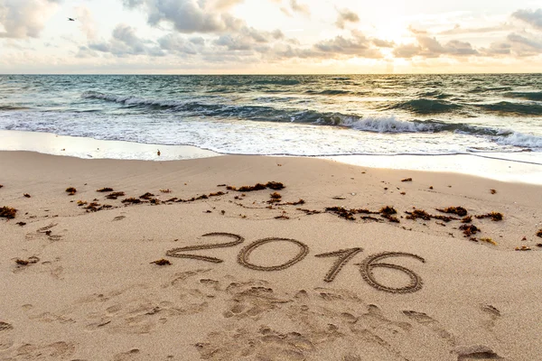 2016 год написан на песке на закате — стоковое фото