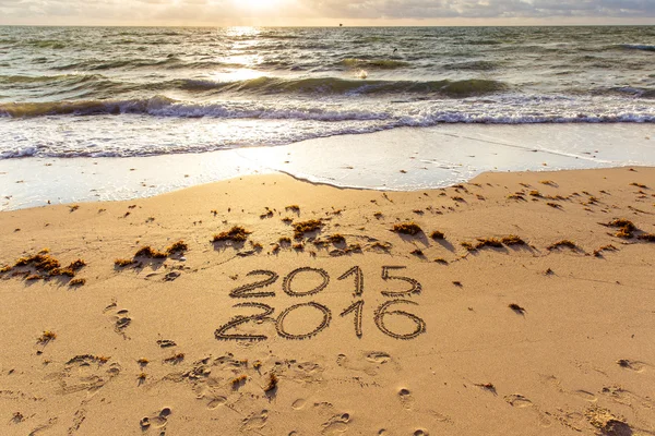 2015-es és 2016 jelek a homok — Stock Fotó