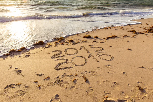 2015 och 2016 tecken på en sandstrand — Stockfoto