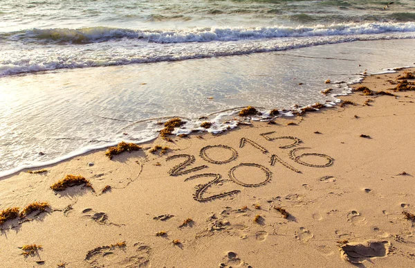 Carteles de 2015 y 2016 en una arena de playa — Foto de Stock