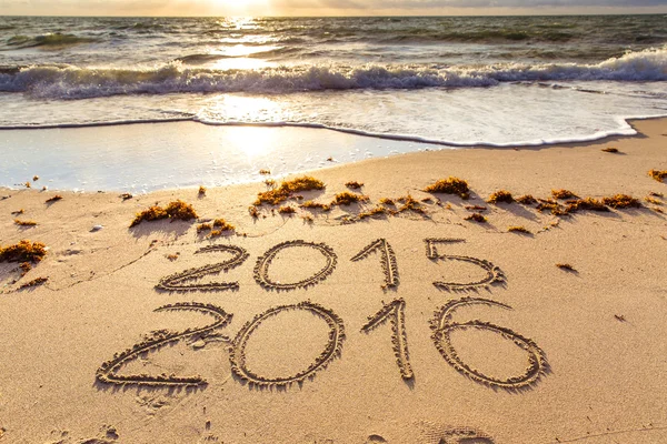 2015 年和 2016年标志在沙滩上 — 图库照片