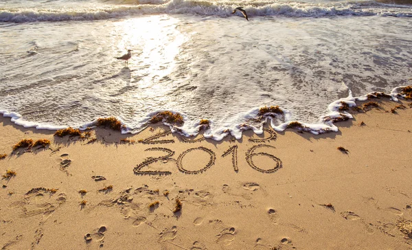 Carteles de 2015 y 2016 en una arena de playa — Foto de Stock