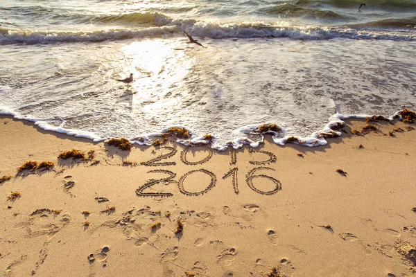 2015 och 2016 tecken på en sandstrand — Stockfoto