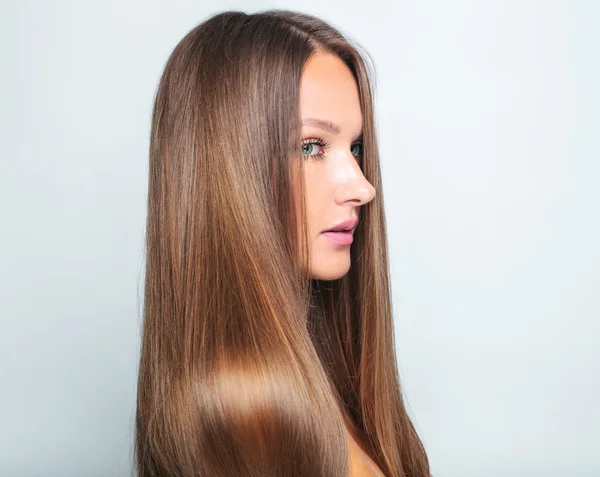 Bella donna con capelli lunghi sani — Foto Stock