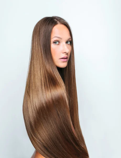 Şık uzun saçlı genç kadın — Stok fotoğraf