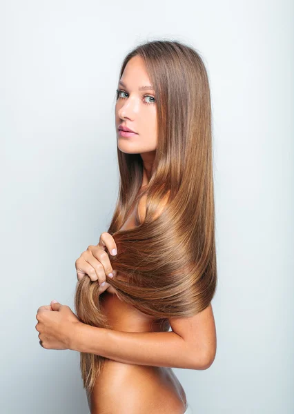 Vacker kvinna med långt hår — Stockfoto