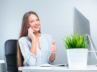 İş kadını cep telefonu kullanıyor