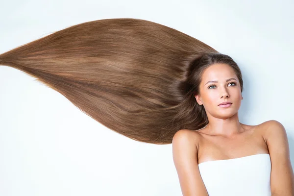 Mulher com cabelo castanho longo — Fotografia de Stock