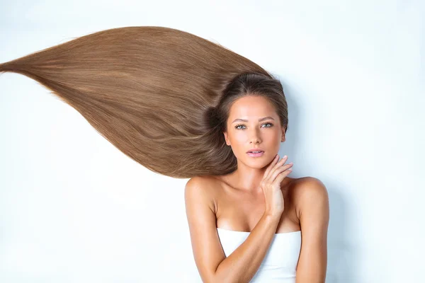 Mulher com cabelo castanho longo — Fotografia de Stock