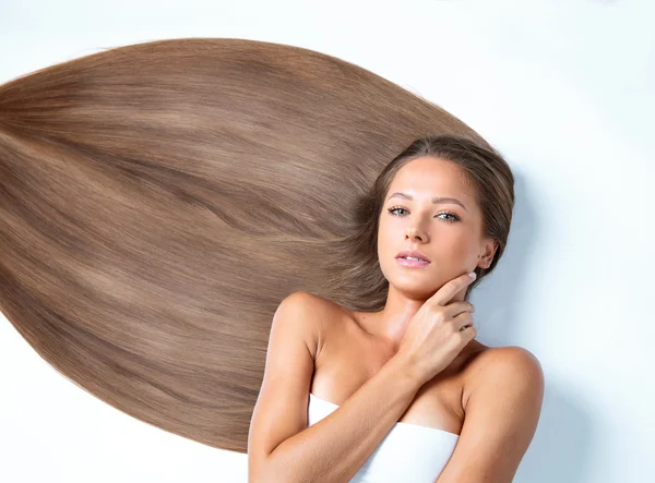 Женщина с длинными каштановыми волосами — стоковое фото