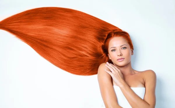 Frau mit langen roten Haaren — Stockfoto