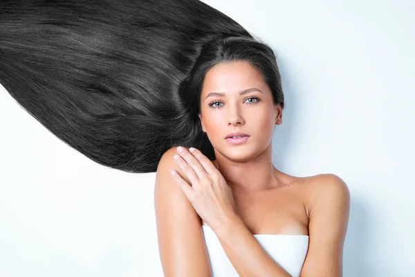 Mulher morena com cabelo longo e brilhante — Fotografia de Stock