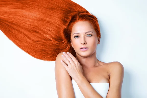 Hosszú vörös hajú nő — Stock Fotó