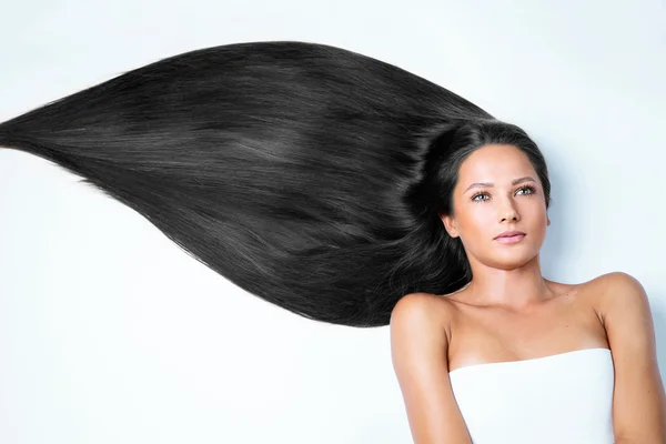 Bruneta žena s dlouhými lesklými vlasy — Stock fotografie