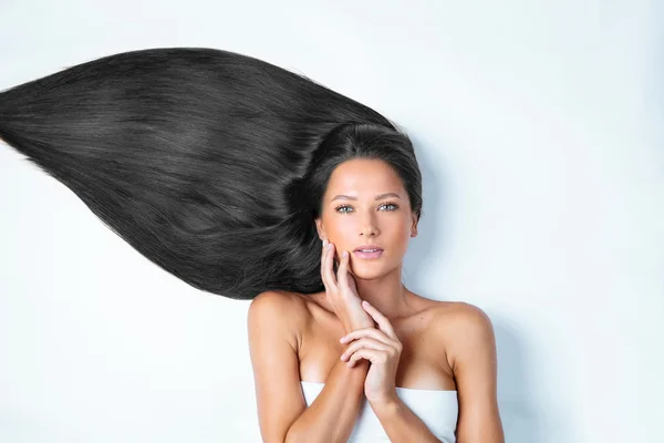 Brunett kvinna med långa glänsande hår — Stockfoto