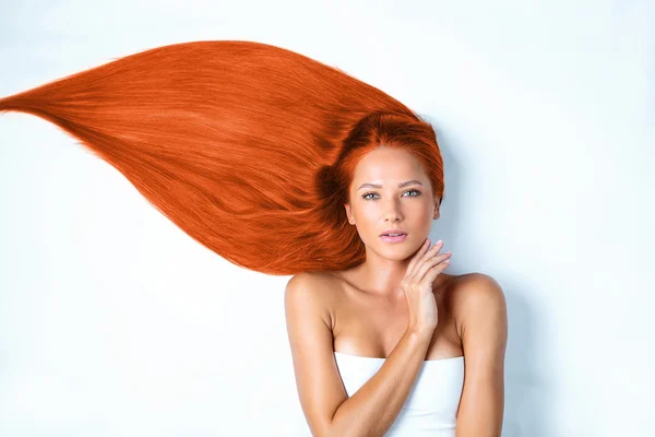 Žena s dlouhými zrzavými vlasy — Stock fotografie