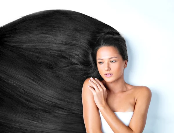 Brunette woman with long shiny hair — Stock Photo, Image