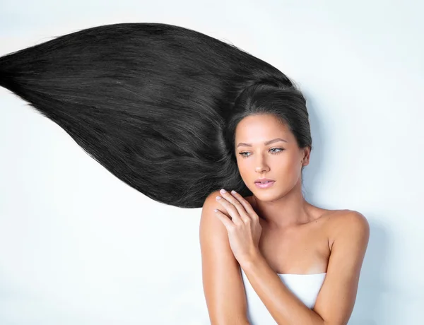 Mulher morena com cabelo longo e brilhante — Fotografia de Stock