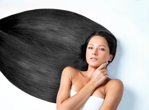 Mulher morena com cabelo longo e brilhante — Fotografia de Stock