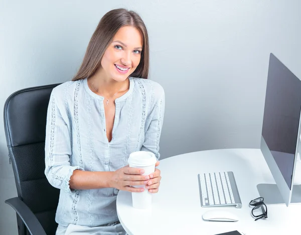 Donna d'affari bere caffè in ufficio — Foto Stock