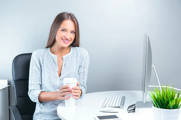Affärskvinna dricker kaffe på kontoret — Stockfoto