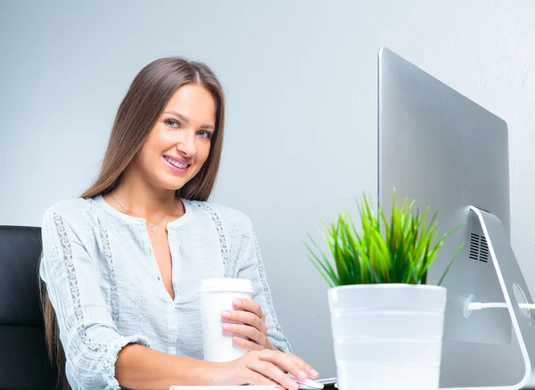 Mujer de negocios bebiendo café en la oficina —  Fotos de Stock