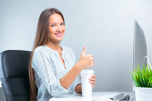 Affärskvinna dricker kaffe på kontoret — Stockfoto