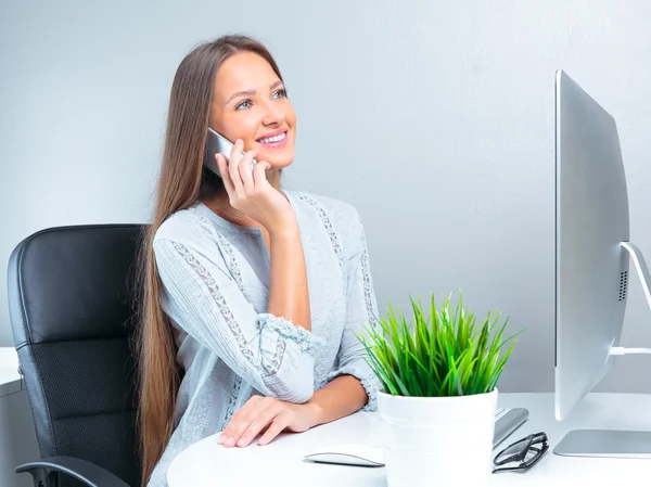 Mujer de negocios usando teléfono móvil — Foto de Stock