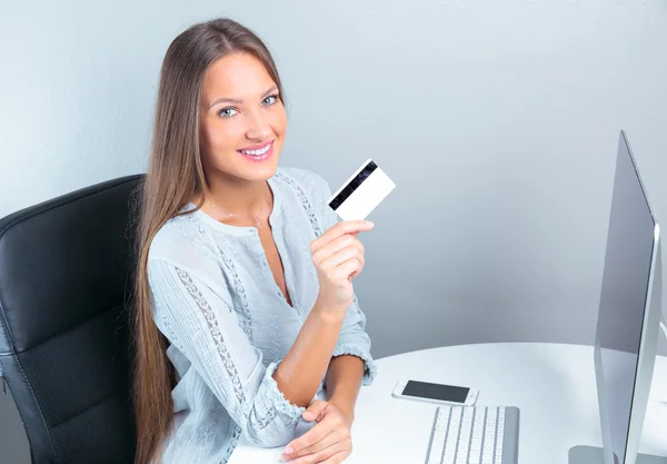 Mujer de negocios usando tarjeta de crédito —  Fotos de Stock