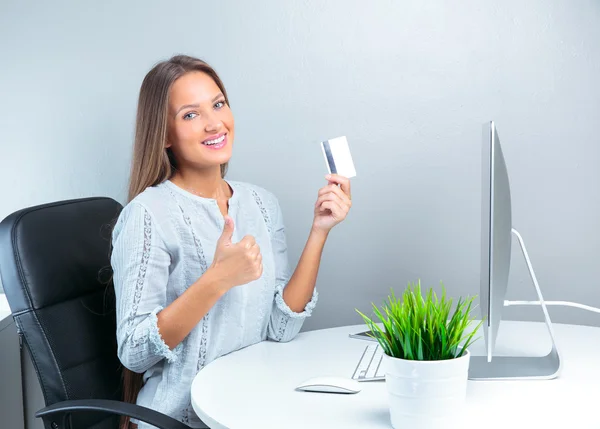 Business woman using credit card — Stock Photo, Image