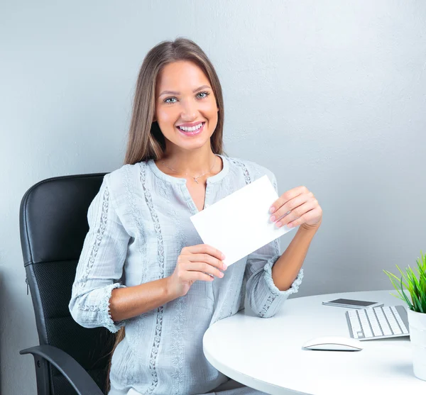 Mujer de negocios sosteniendo papel en blanco — Foto de Stock