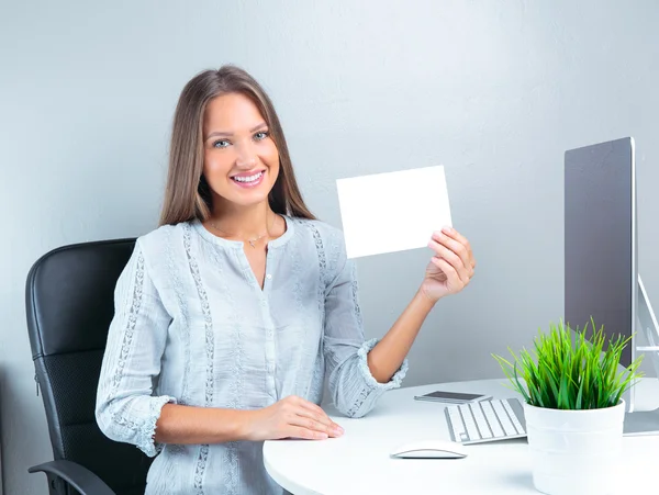 Business woman holding blankt papper — Stockfoto