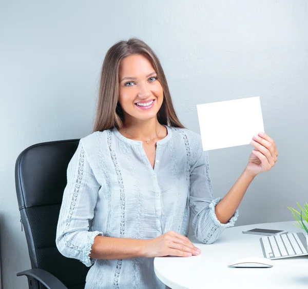 Mujer de negocios sosteniendo papel en blanco — Foto de Stock