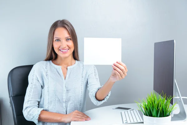 Business woman holding blankt papper — Stockfoto