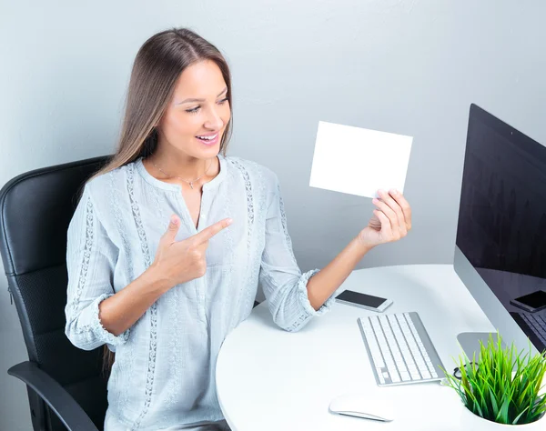 Mulher de negócios segurando papel em branco — Fotografia de Stock