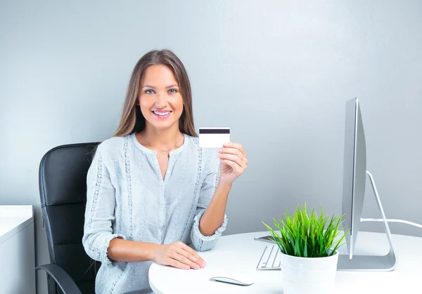 Femme d'affaires détenant une carte de crédit — Photo