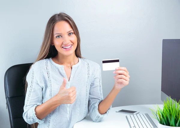 Femme d'affaires détenant une carte de crédit — Photo