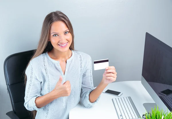 Kreditní karta služební žena hospodářství — Stock fotografie