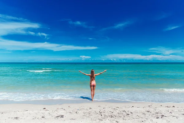 Lány-ban bikini kérdésekkel zavarba hozó a trópusi tengerparton — Stock Fotó