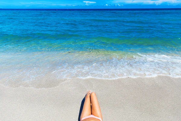 Tjej i bikini på den tropiska stranden — Stockfoto
